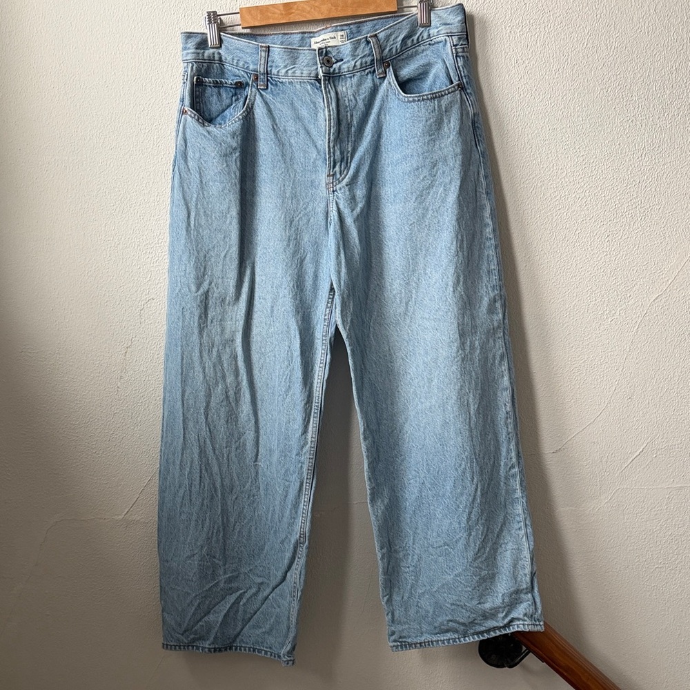 Abercrombie & Fitch Women’s Ultra Loose Low Rise Jean size 29 Short